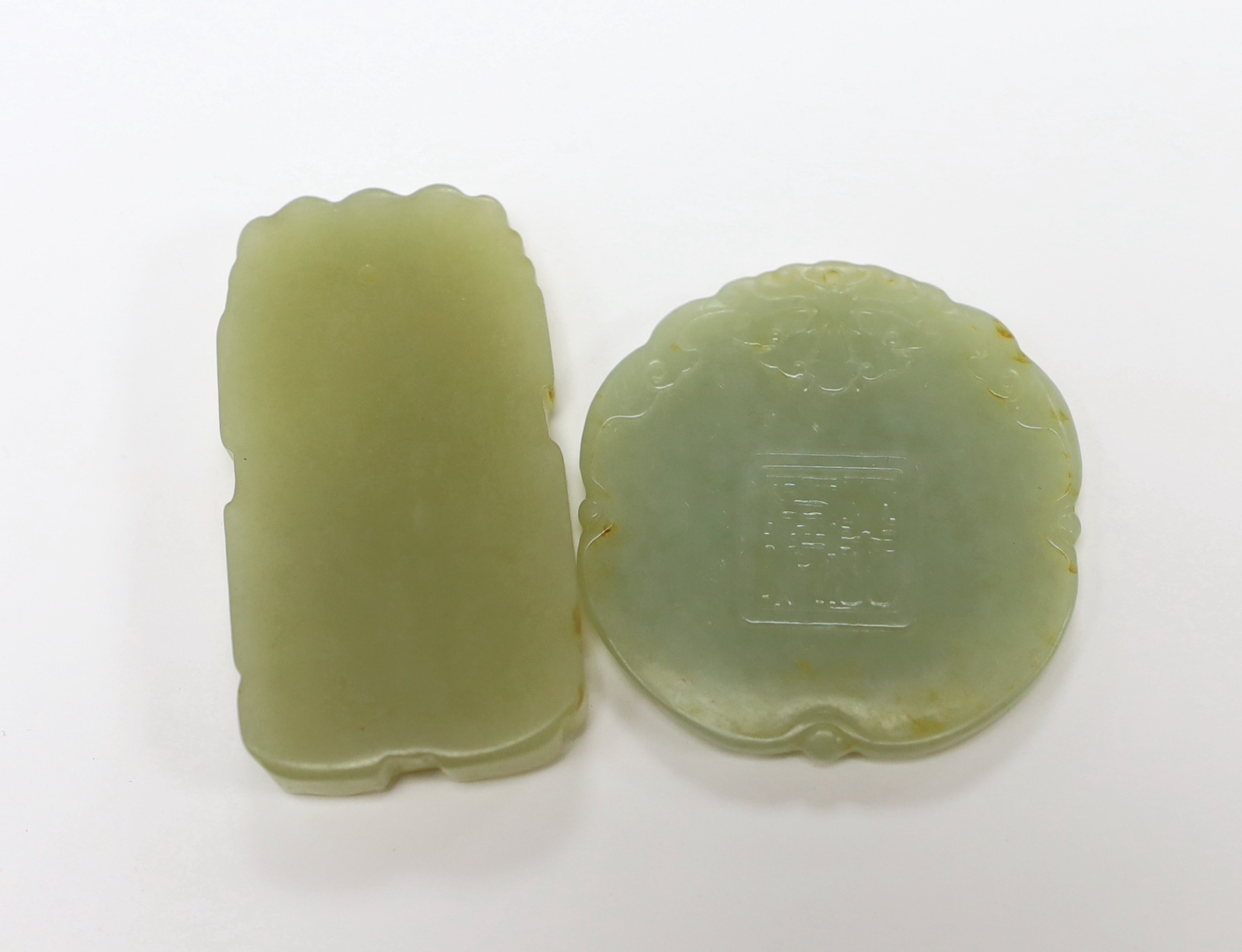 Two Chinese carved jade pendants, largest 6cm